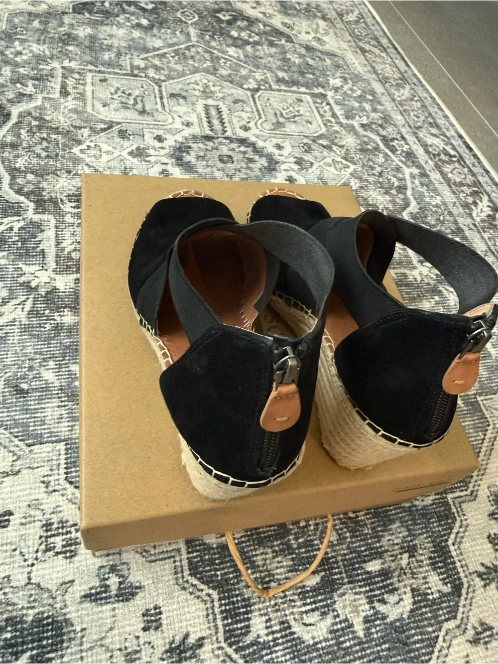 • Gentle Souls/Kenneth Cole • Colleen Cross Elastic Strap Wedge • Black • 9M